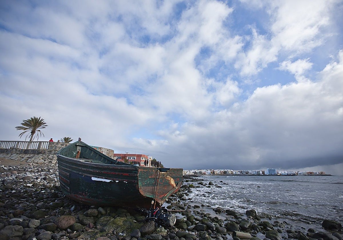 Imagen de archivo de una patera.