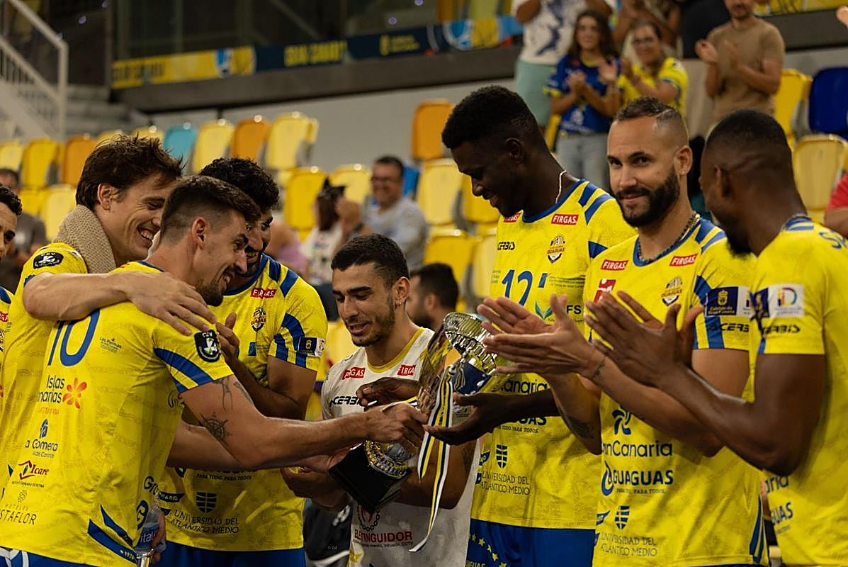 Los jugadores del CV Guaguas disfrutan con el trofeo obtenido.