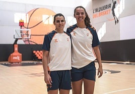 Las jugadoras grancanarias del Valencia Basket, Leticia Romero -izquierda- y Elena Rodríguez, posan para CANARIAS7 en el parqué de L'Alqueria del Basket.