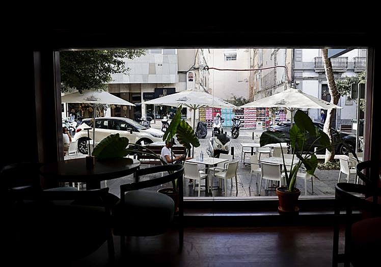 Ventanal por el que se ve la terraza.