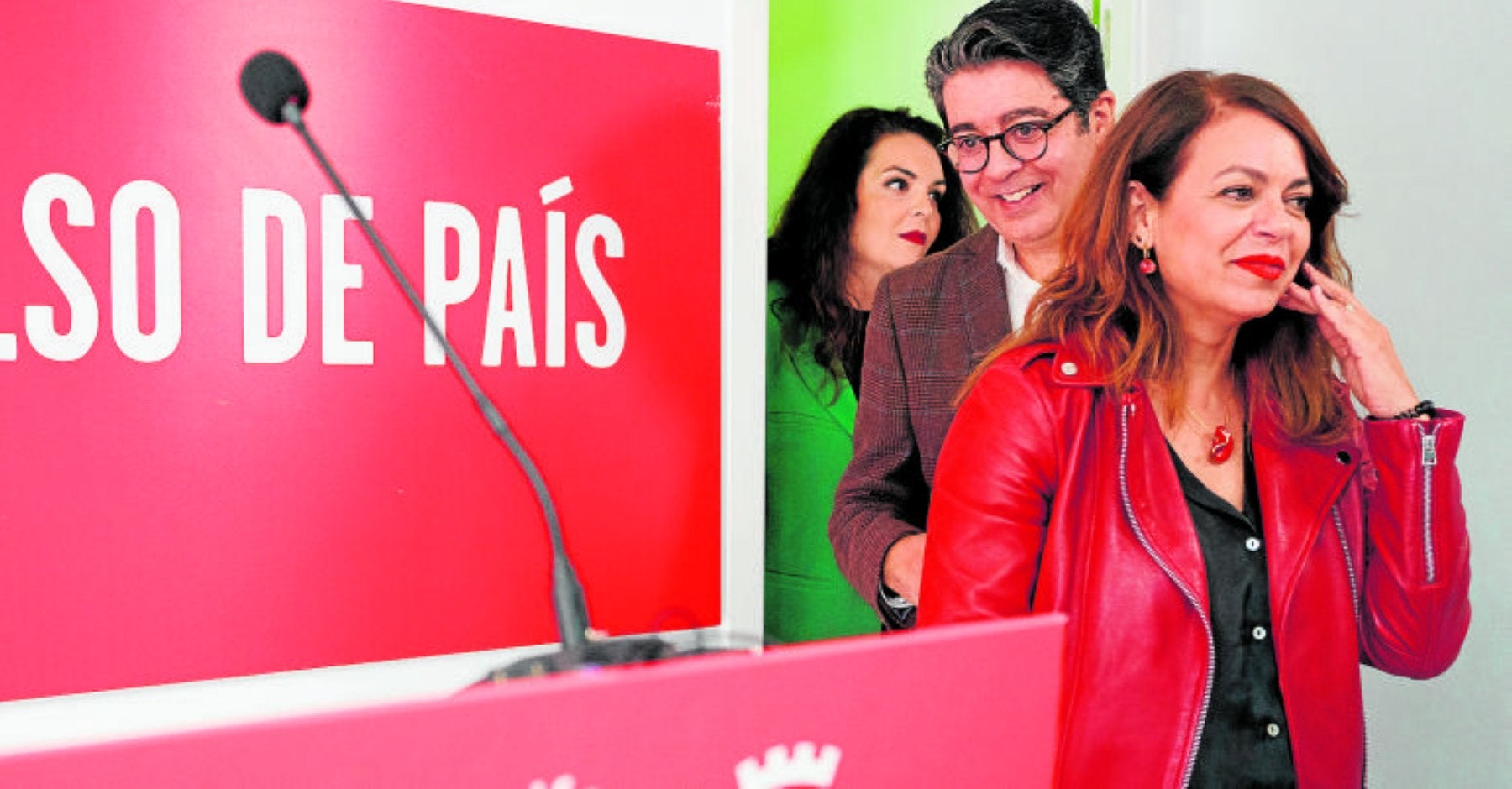 Tamara Raya (d); Pedro Martín (c) y la exalcaldesa de Granadilla, Jennifer Miranda (i) informan sobre la moción de censura.