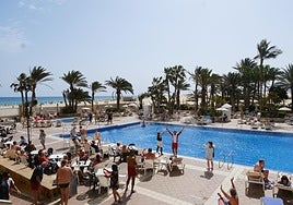 Imagen de turistas disfrutando en la piscina de un hotel de Fuerteventura durante este verano.