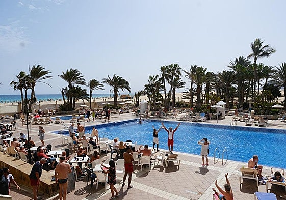 Imagen de turistas disfrutando en la piscina de un hotel de Fuerteventura durante este verano.
