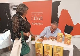 Jaime Puig dedicando un ejemplar a Isabel Alemán.