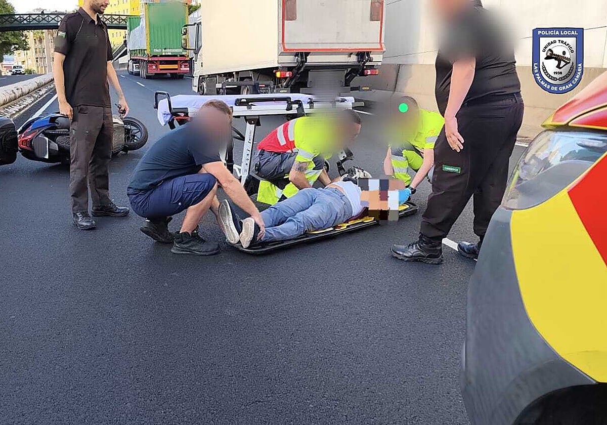 Imagen del motorista que tuvo que ser atendido en la Avenida Marítima.