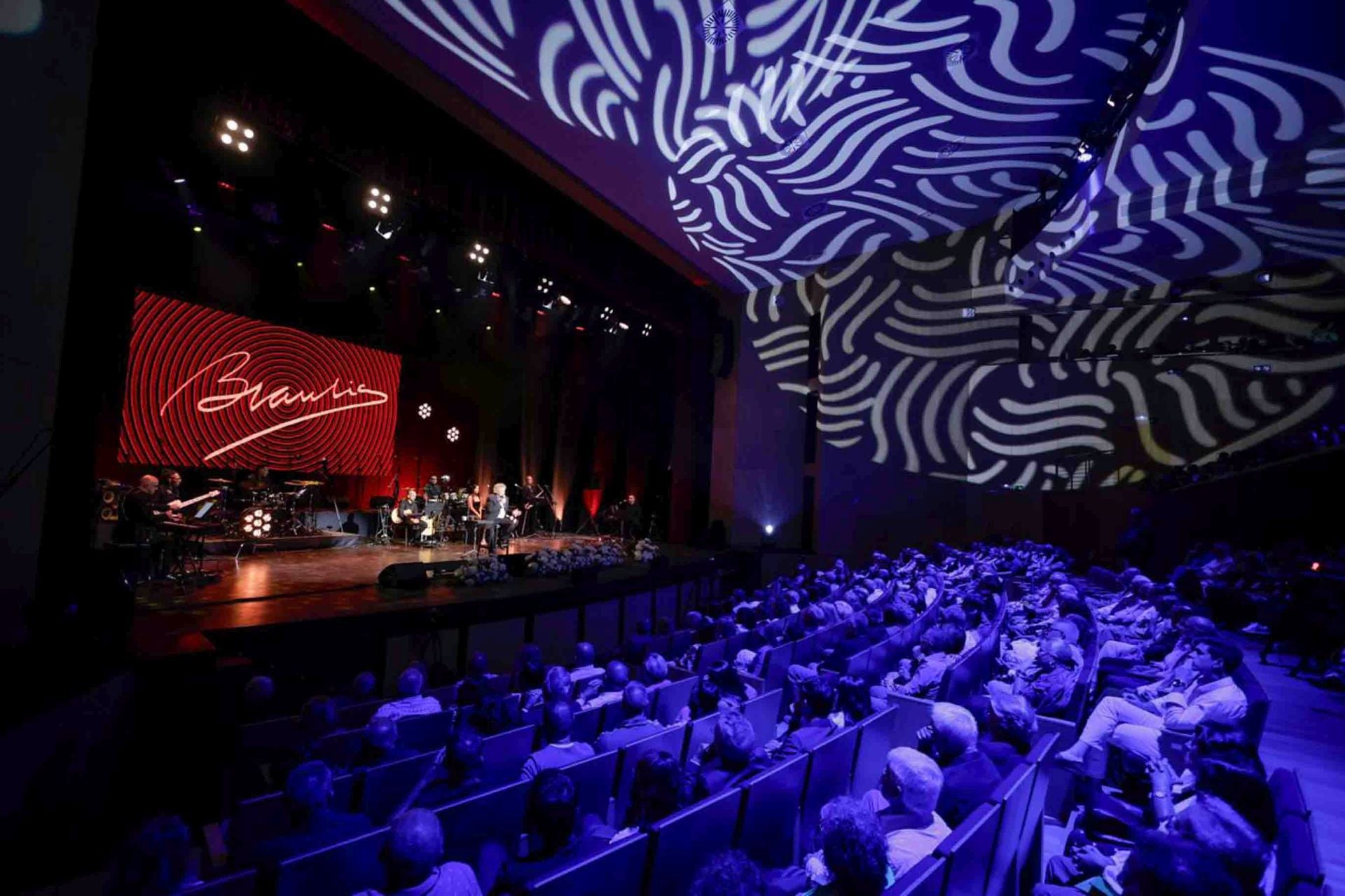 El cantante Braulio deja pequeño con su talento y trayectoria el auditorio de Agüimes