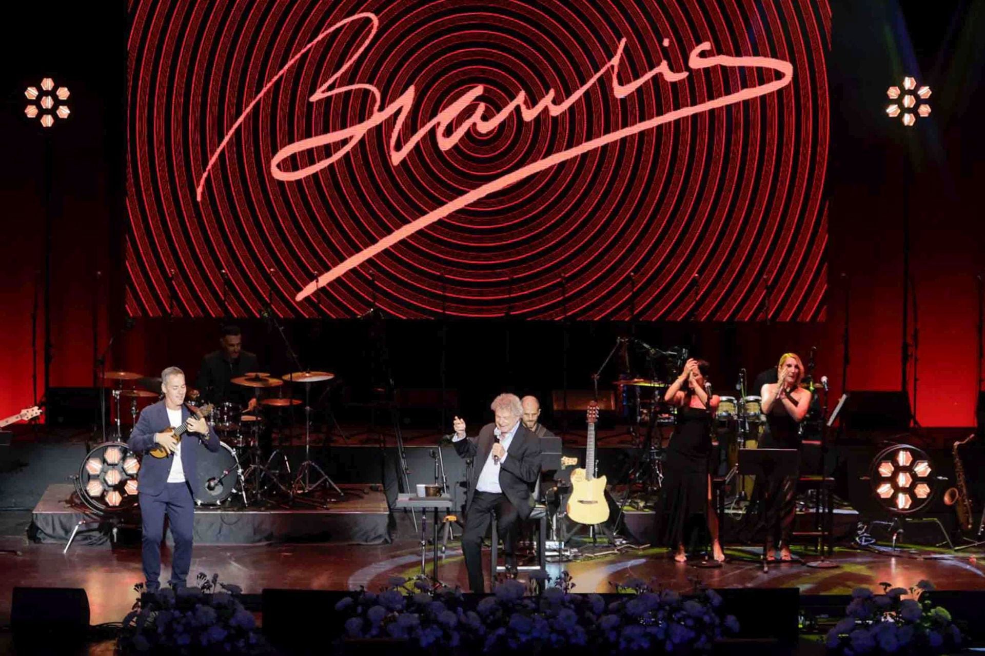 El cantante Braulio deja pequeño con su talento y trayectoria el auditorio de Agüimes