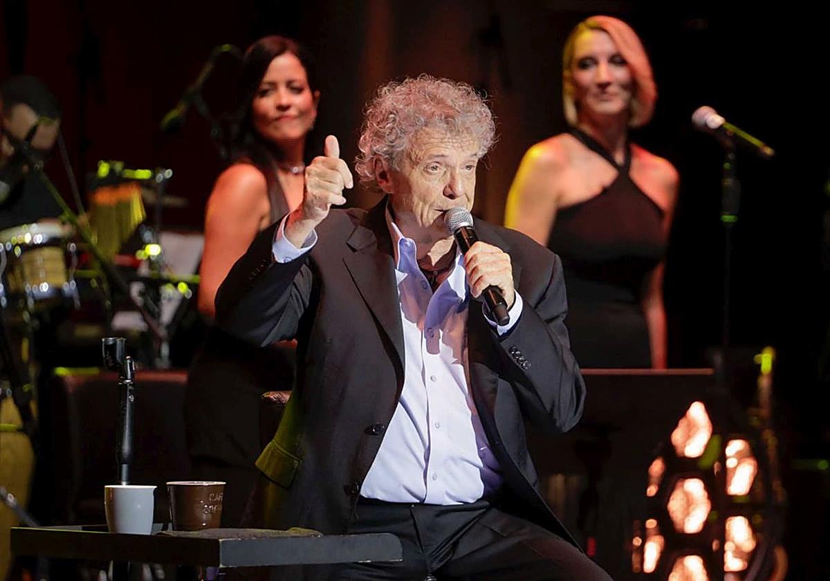 El cantante Braulio deja pequeño con su talento y trayectoria el auditorio de Agüimes