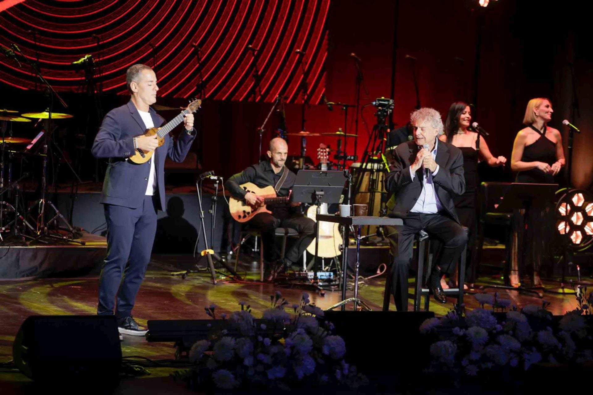 El cantante Braulio deja pequeño con su talento y trayectoria el auditorio de Agüimes