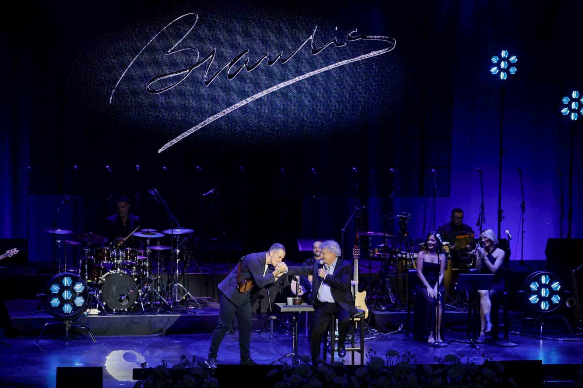 El cantante Braulio deja pequeño con su talento y trayectoria el auditorio de Agüimes