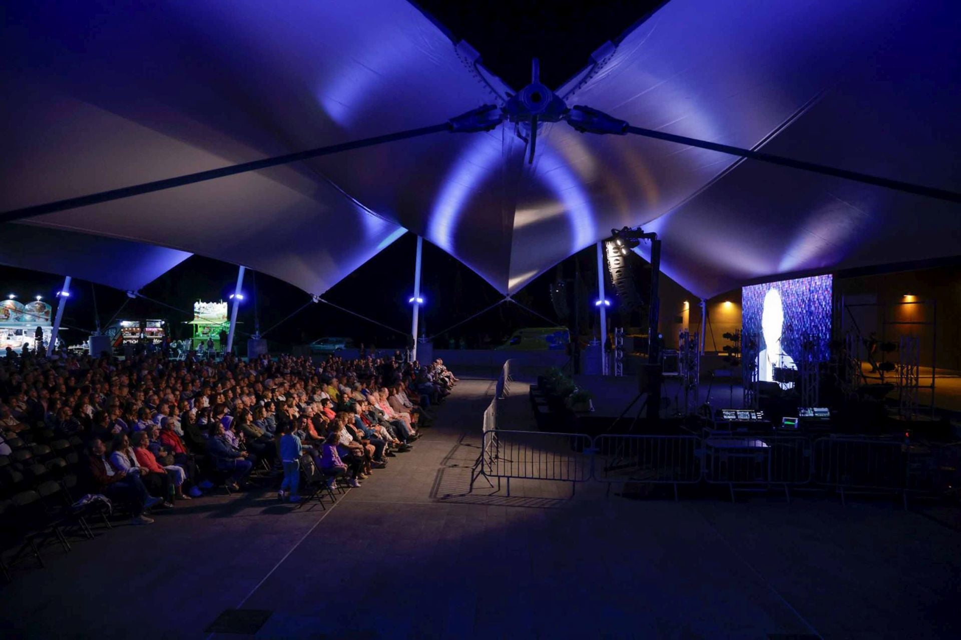 El cantante Braulio deja pequeño con su talento y trayectoria el auditorio de Agüimes
