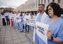 Imagen de los médicos temporales concentrados este viernes a las puertas de las consultas externas del hospital de Gran Canaria Doctor Negrín.