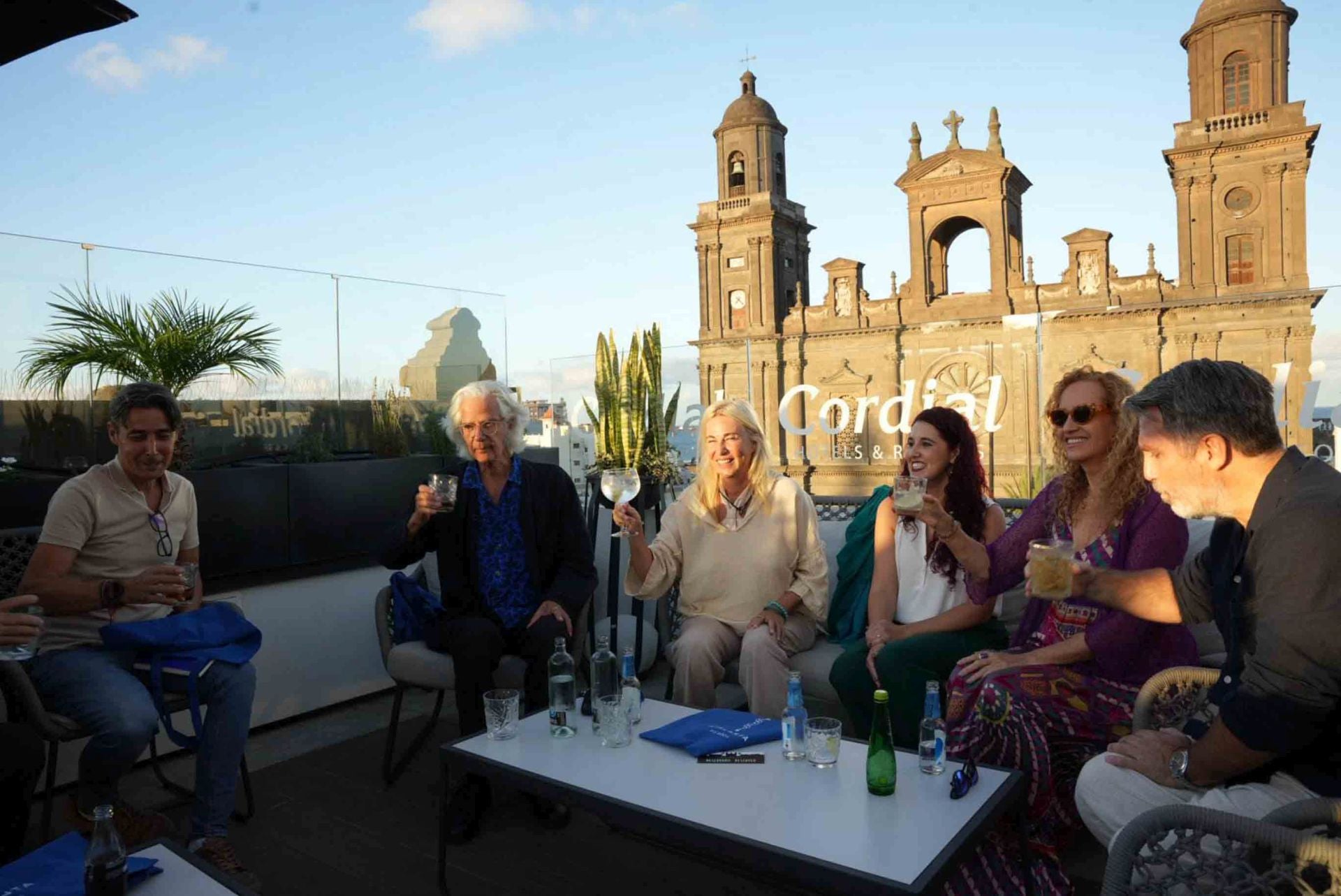 Los editores de Atalanta comparten encuentro con libreros canarios en la antesala de la gala Aglaya