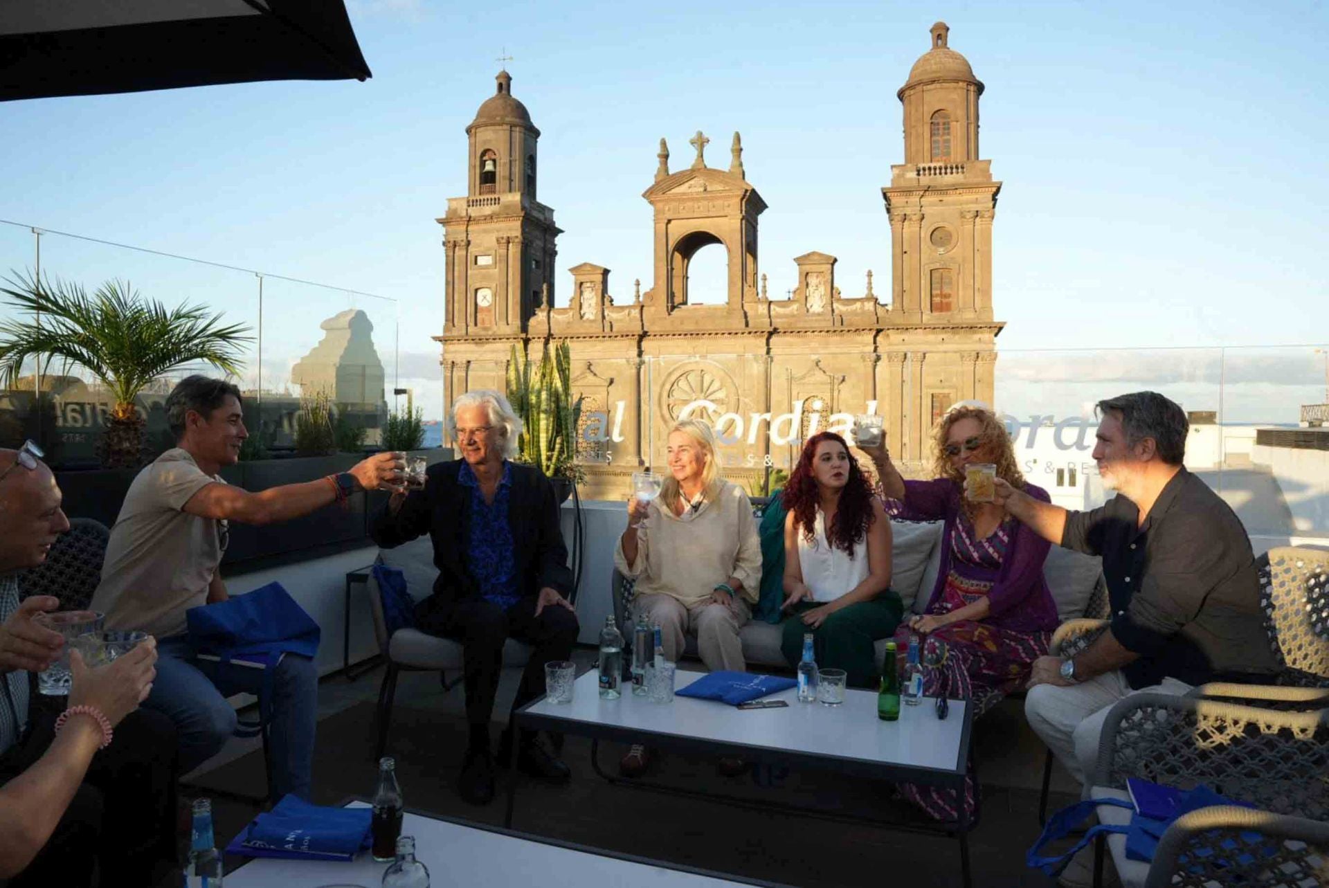 Los editores de Atalanta comparten encuentro con libreros canarios en la antesala de la gala Aglaya