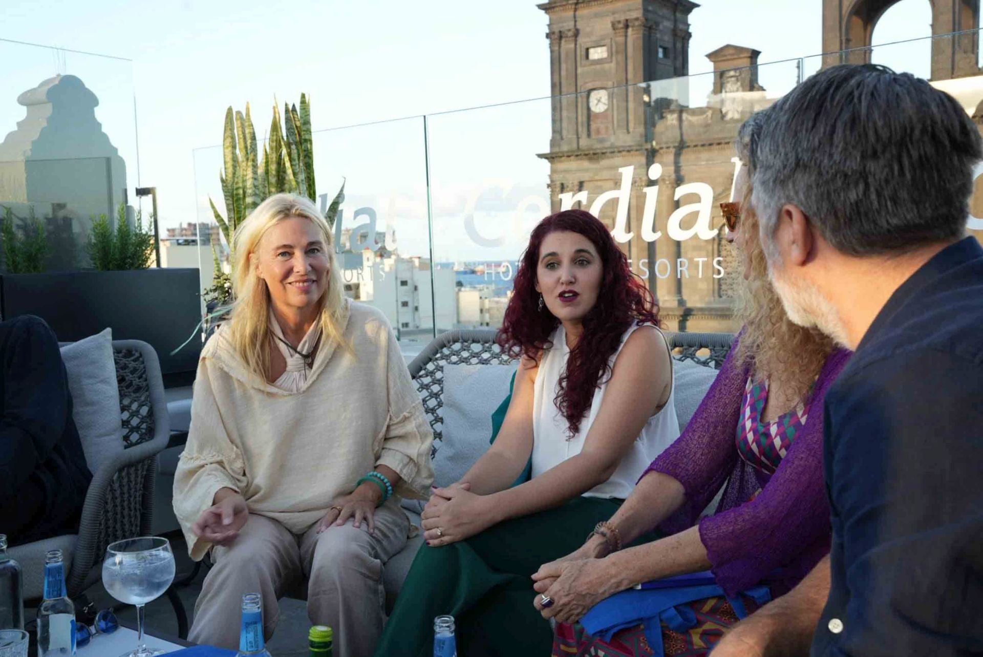 Los editores de Atalanta comparten encuentro con libreros canarios en la antesala de la gala Aglaya