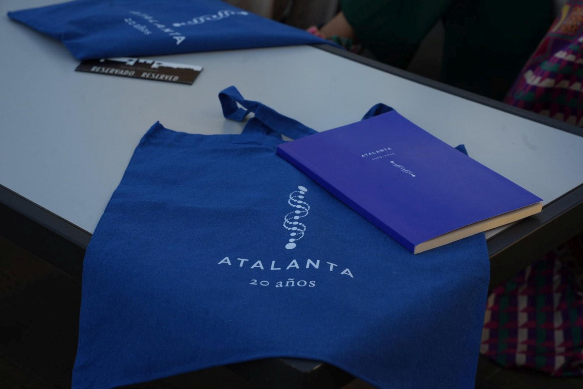 Los editores de Atalanta comparten encuentro con libreros canarios en la antesala de la gala Aglaya