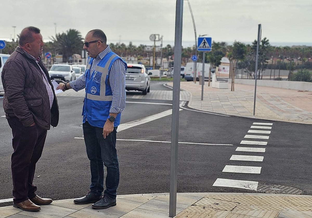 El alcalde Matías Peña, con el responsable de la empresa adjudicataria, al recepcionar la obra viaria de El Castillo.
