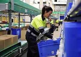 Una mujer, en su puesto de trabajo.