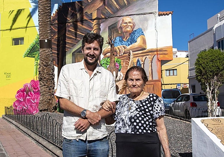 El artista canario, Daniel Rodríguez, y la vecina de Agüimes, Carmen Tarajano, en la inauguración del mural del balcón.