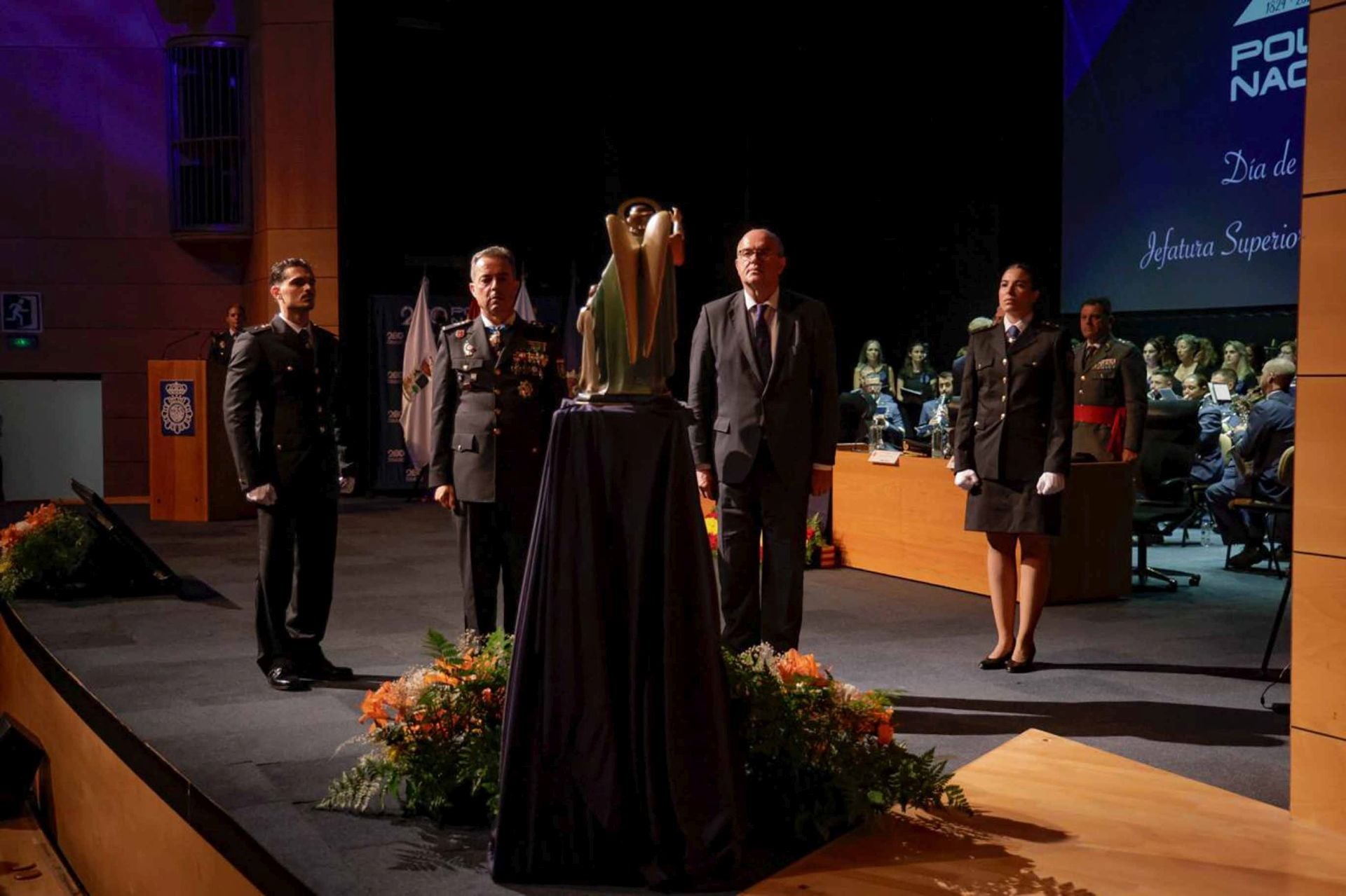 La Policía Nacional tributa un reconocimiento a 141 personas