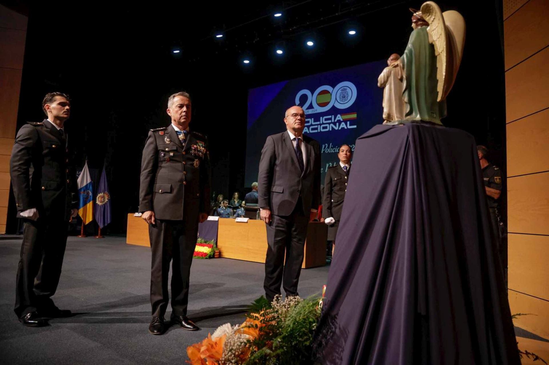 La Policía Nacional tributa un reconocimiento a 141 personas