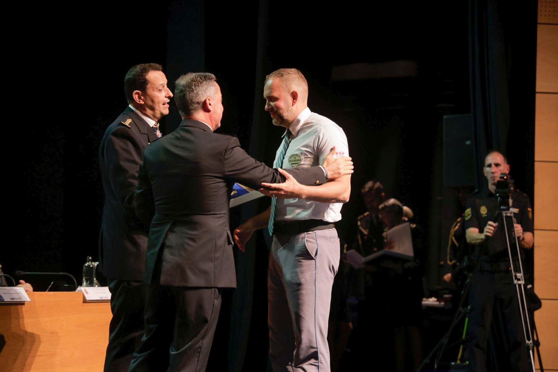 La Policía Nacional tributa un reconocimiento a 141 personas