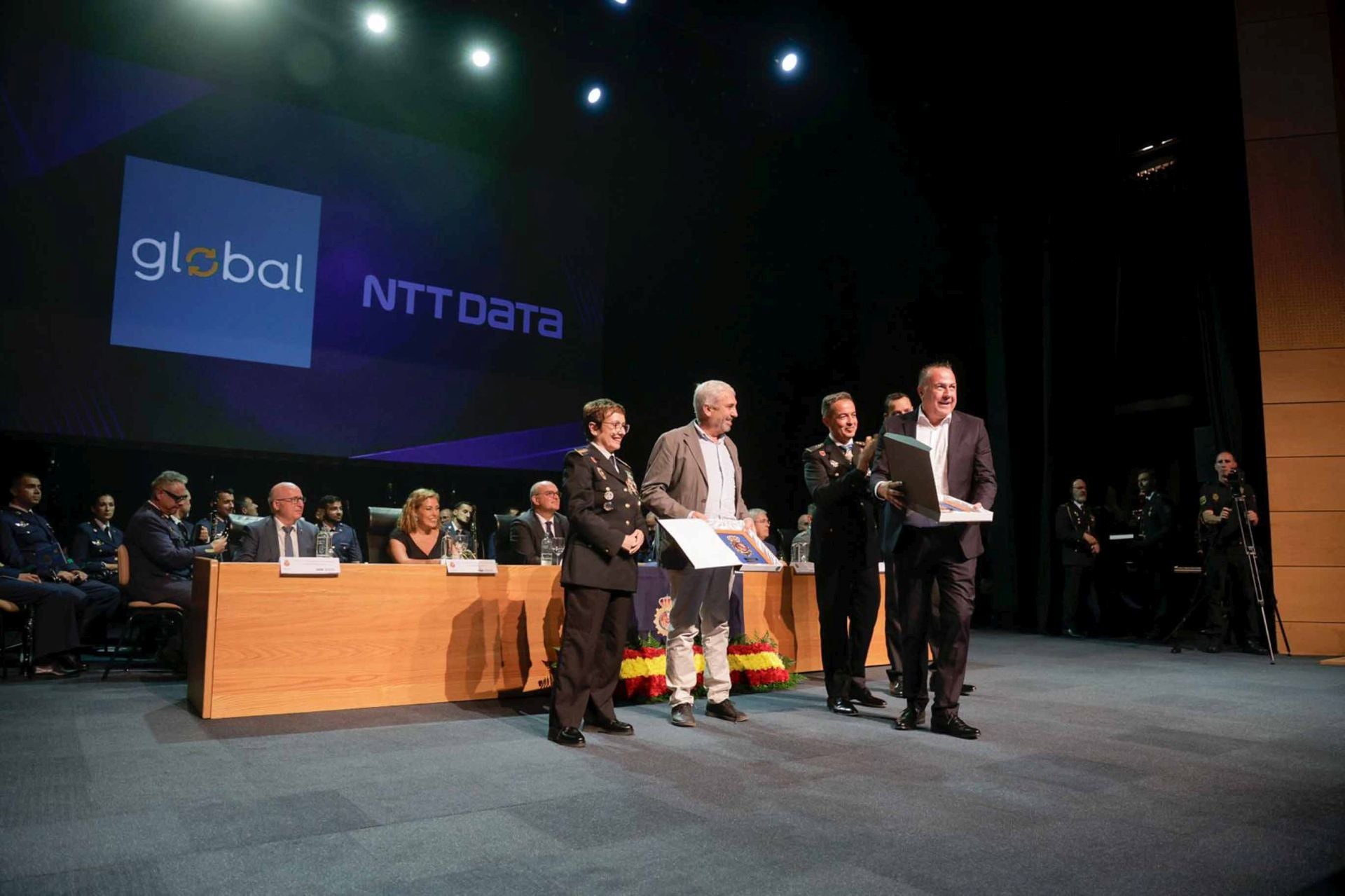 La Policía Nacional tributa un reconocimiento a 141 personas