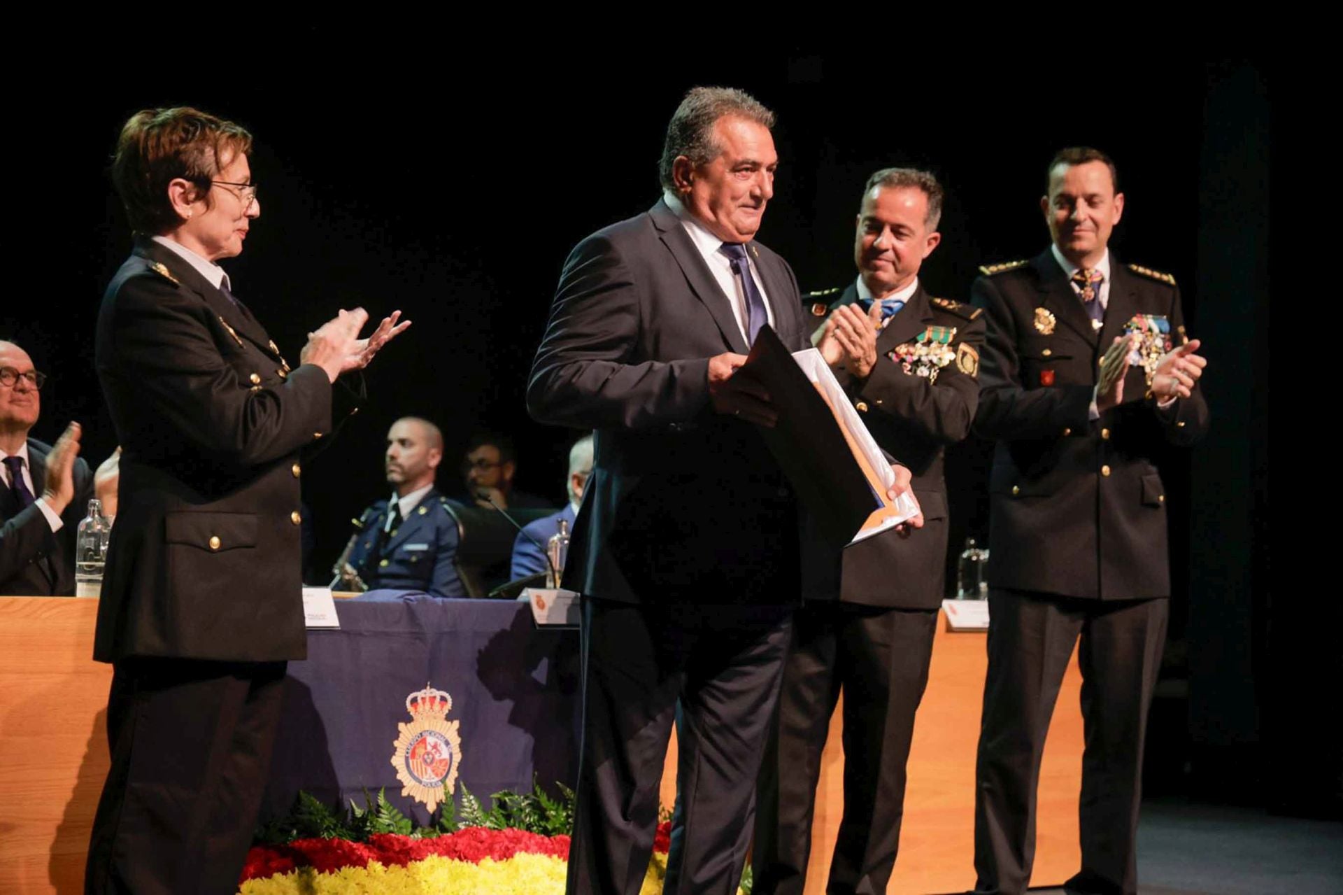 La Policía Nacional tributa un reconocimiento a 141 personas