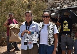 María Sanz y la responsable de la Fuerteventura Film Commission, Nereida Calero, en el rodaje.