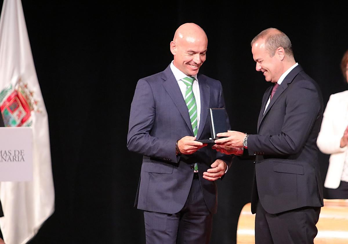 El exalcalde Augusto Hidalgo entrega una condecoración de la Policía Local al exjefe de Parques y Jardines, Miguel Ángel Padrón.