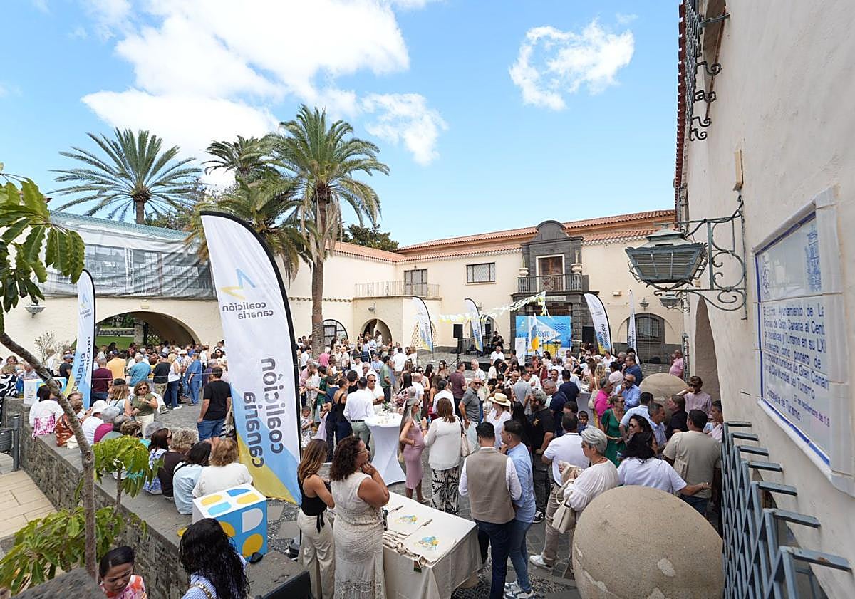Imagen principal - CC inicia el curso político con un baño de masas en el Pueblo Canario