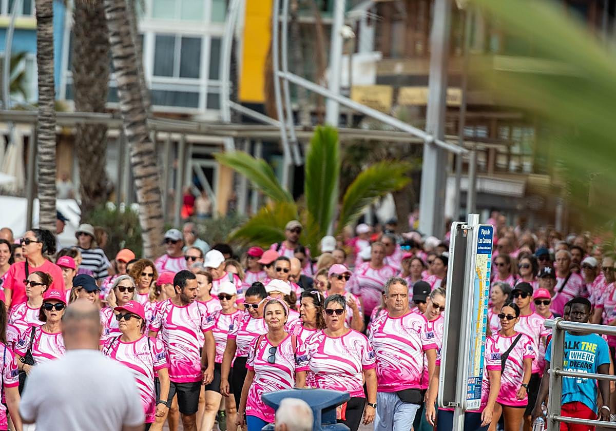 Imagen de la marea rosa, hoy en la avenida de la playa de Las Canteras.