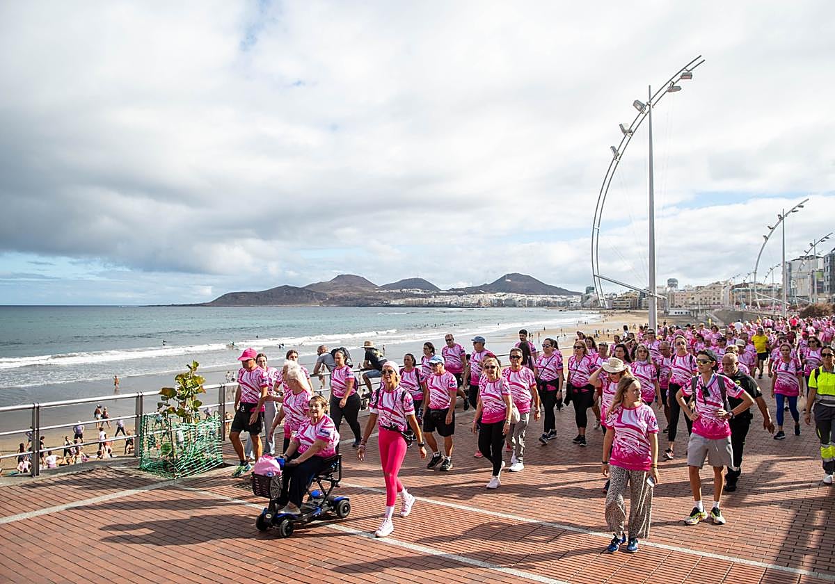 Marea rosa por el cáncer de mama