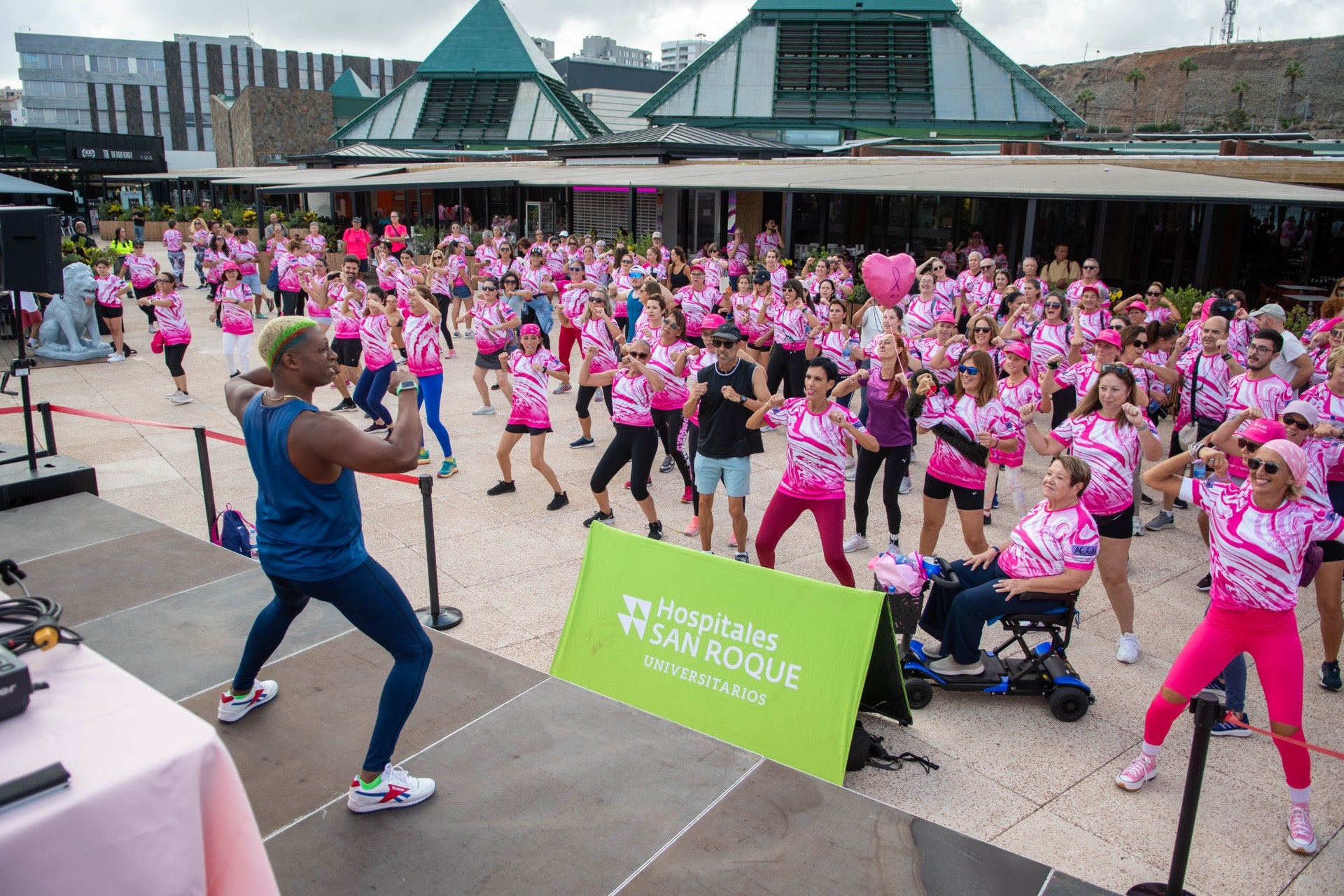 Marea rosa por el cáncer de mama