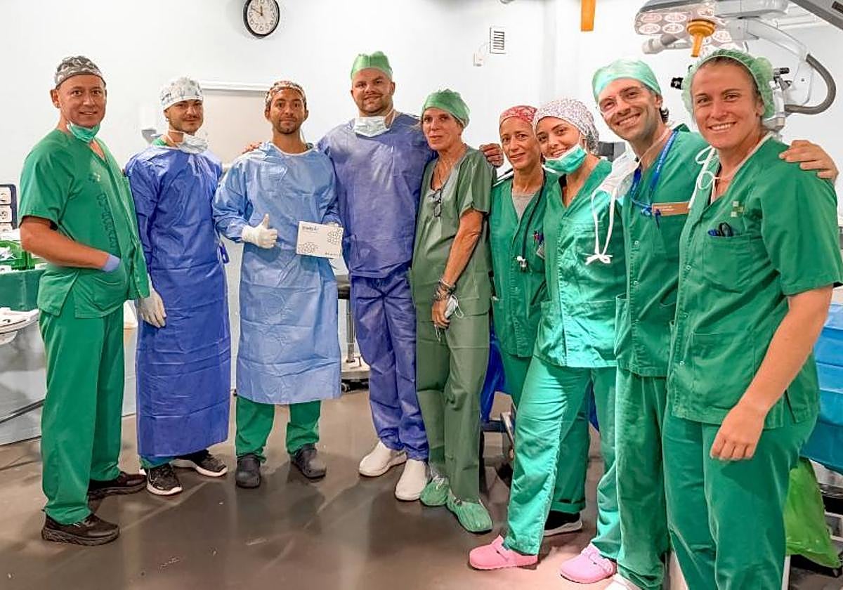 El equipo implicado en la implantación de el nuevo dispositivo ocular.