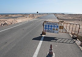 Obras de reasfaltado de las carreteras de acceso al plan parcial Rosa del Lago, en una foto de hace un año.