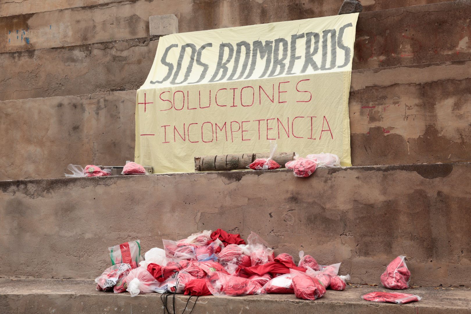 Los bomberos alzan la voz en el Parque Central Miller Bajo