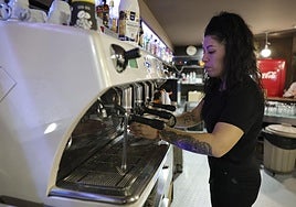 Imagen de archivo de una empleada de hostelería.