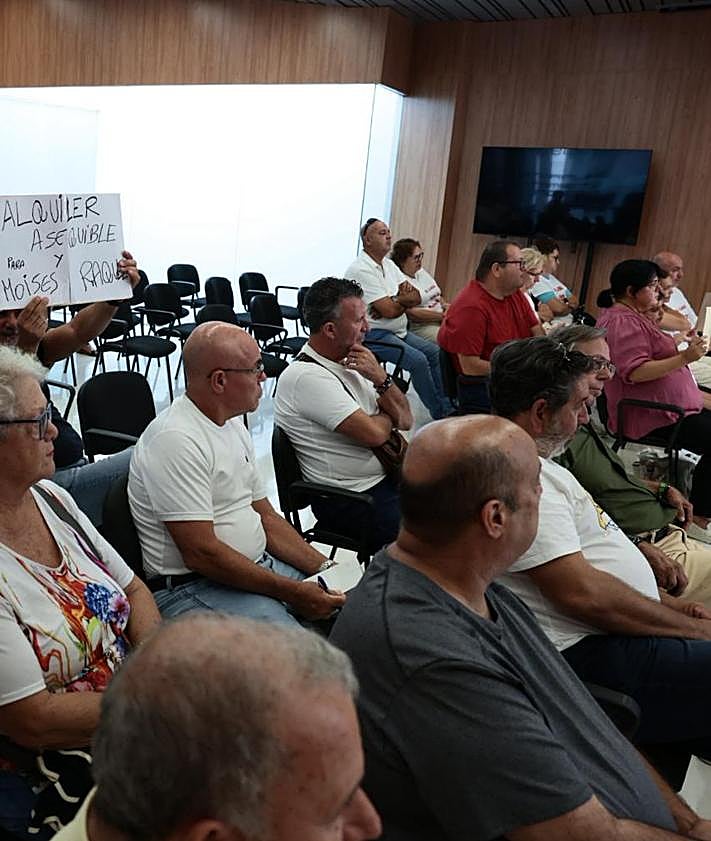 Imagen secundaria 2 - Grupo de personas con pancartas.