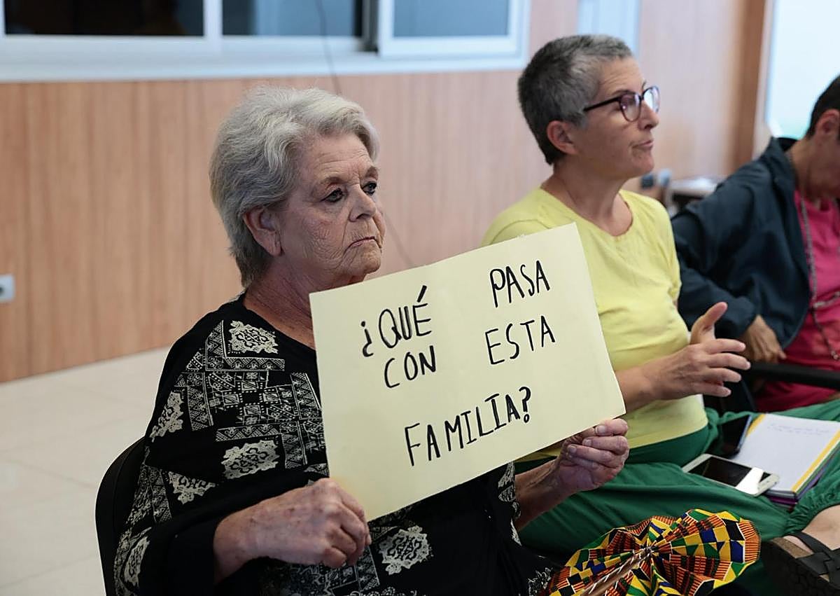 Imagen secundaria 1 - Grupo de personas con pancartas.