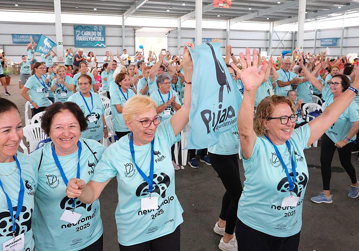 Mujeres del equipo de los Amigos de Pájara celebran su victoria.