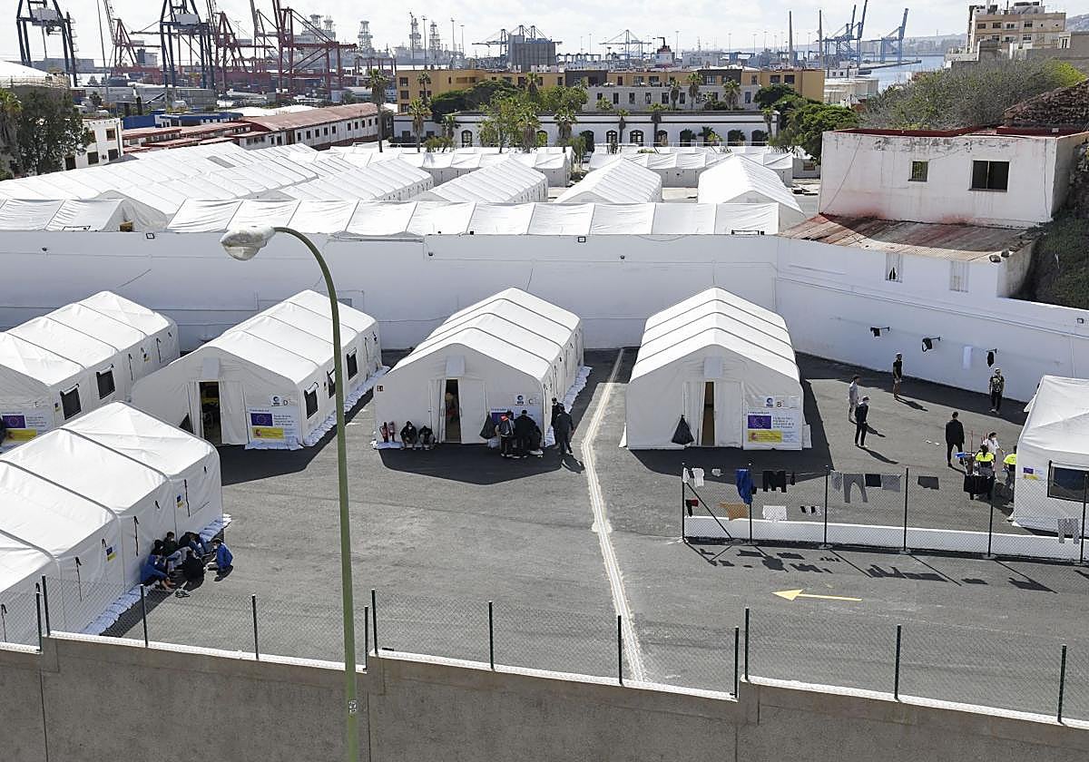 Imagen de archivo del viejo acuartelamiento del Canarias 50 adaptado para personas migrantes.