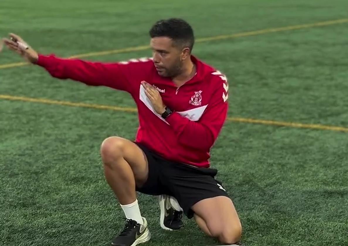 Imagen principal - Arriba a la izquierda, Lucano dirigiendo una sesión preparatoria de la presente campaña. Abajo la izquierda, instantánea de felicidad, cuando era manteado por el ascenso a Tercera. A la derecha, Tino Déniz, el nuevo entrenador del Telde.