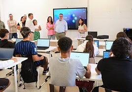 Los consejeros regionales de Educación y de Empleo respectivamente, Poli Suárez y Jessica de León, en una de las aulas del nuevo CIFP En Morro Jable, en el municipio de Pájara.