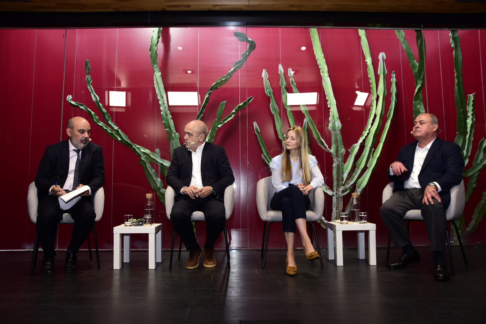 Anna Quintanilla, Virgilio Correa y José María Mañaricua en la sede del periódico.