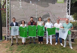 Foto de familia durante la presentación del recorrido.