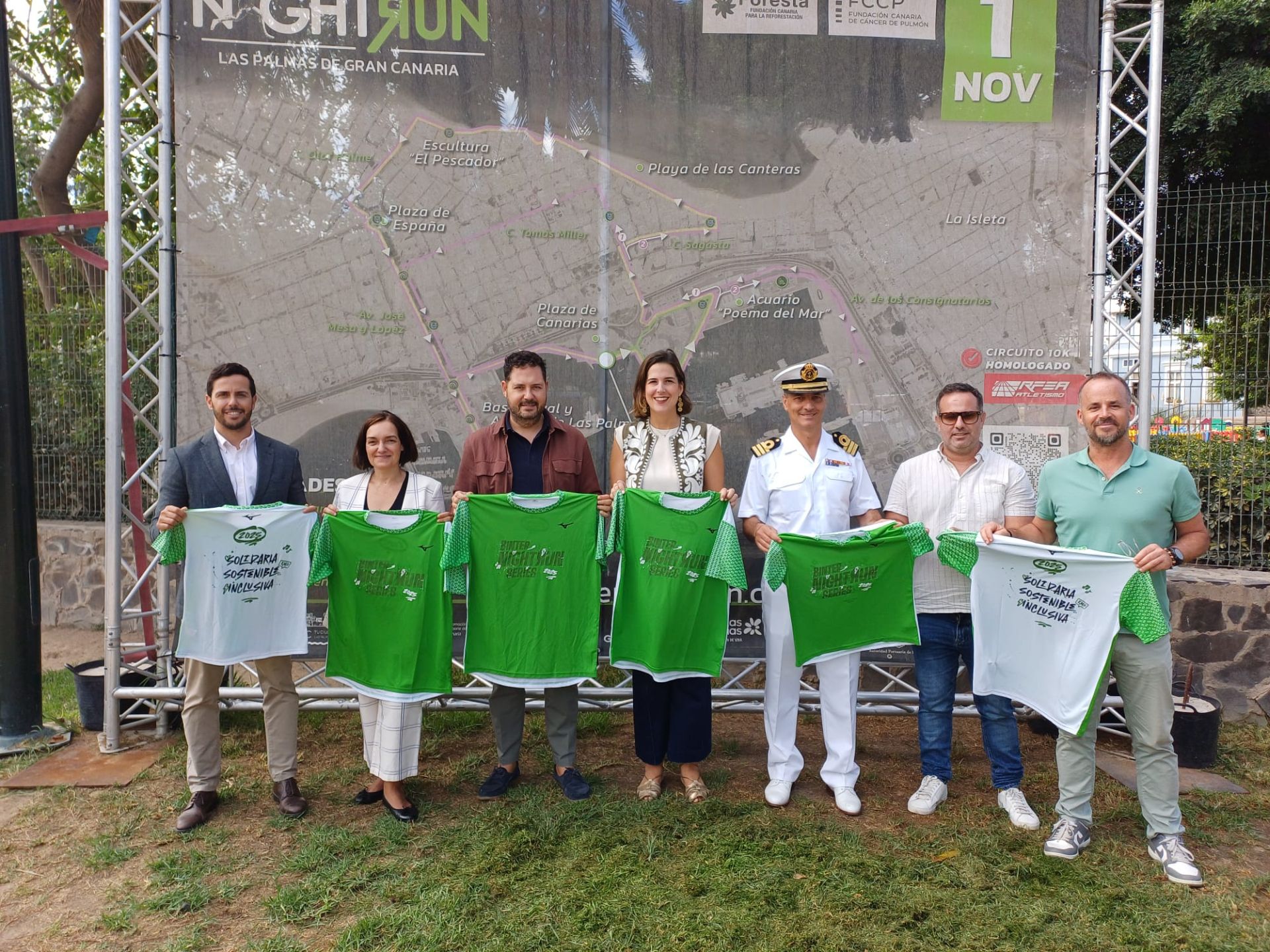 Foto de familia durante la presentación del recorrido.
