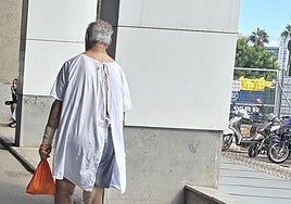 Un paciente deambulando en camisón cerca de un hospital canario.