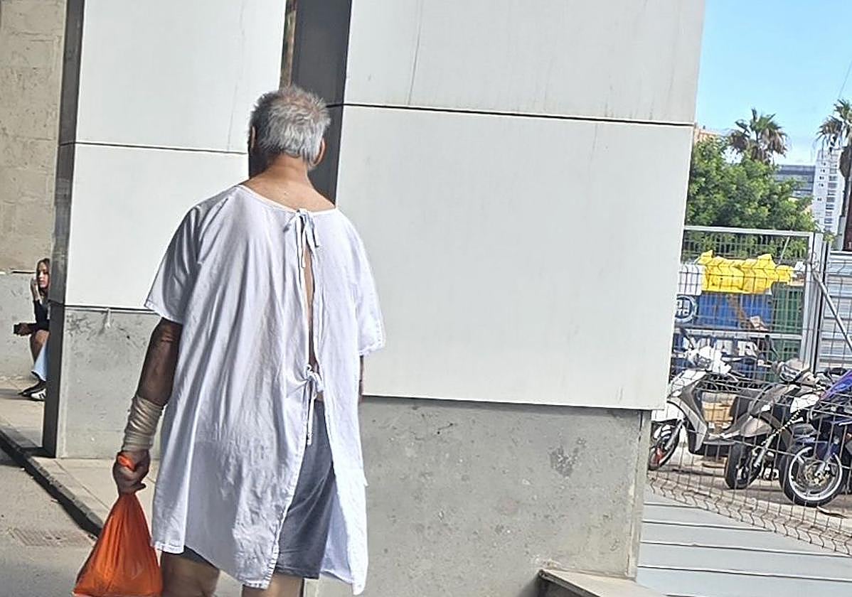 Un paciente deambulando en camisón cerca de un hospital canario.