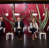 Francisco Suárez (i), director de CANARIAS7, presenta el foro junto a José María Mañaricua, Anna Quintanilla y Virgilio Correa.